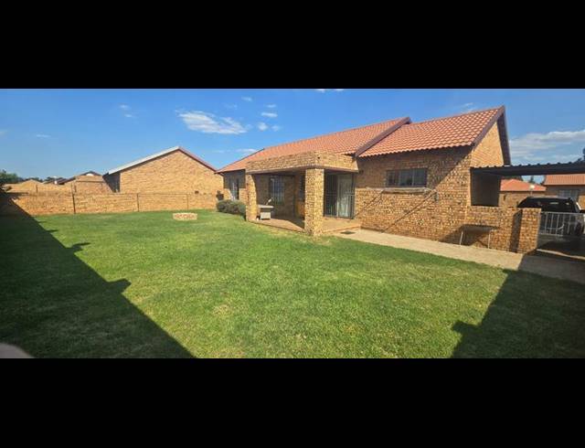 3 BEDROOM TOWNHOUSE FOR SALE IN KOOKRUS